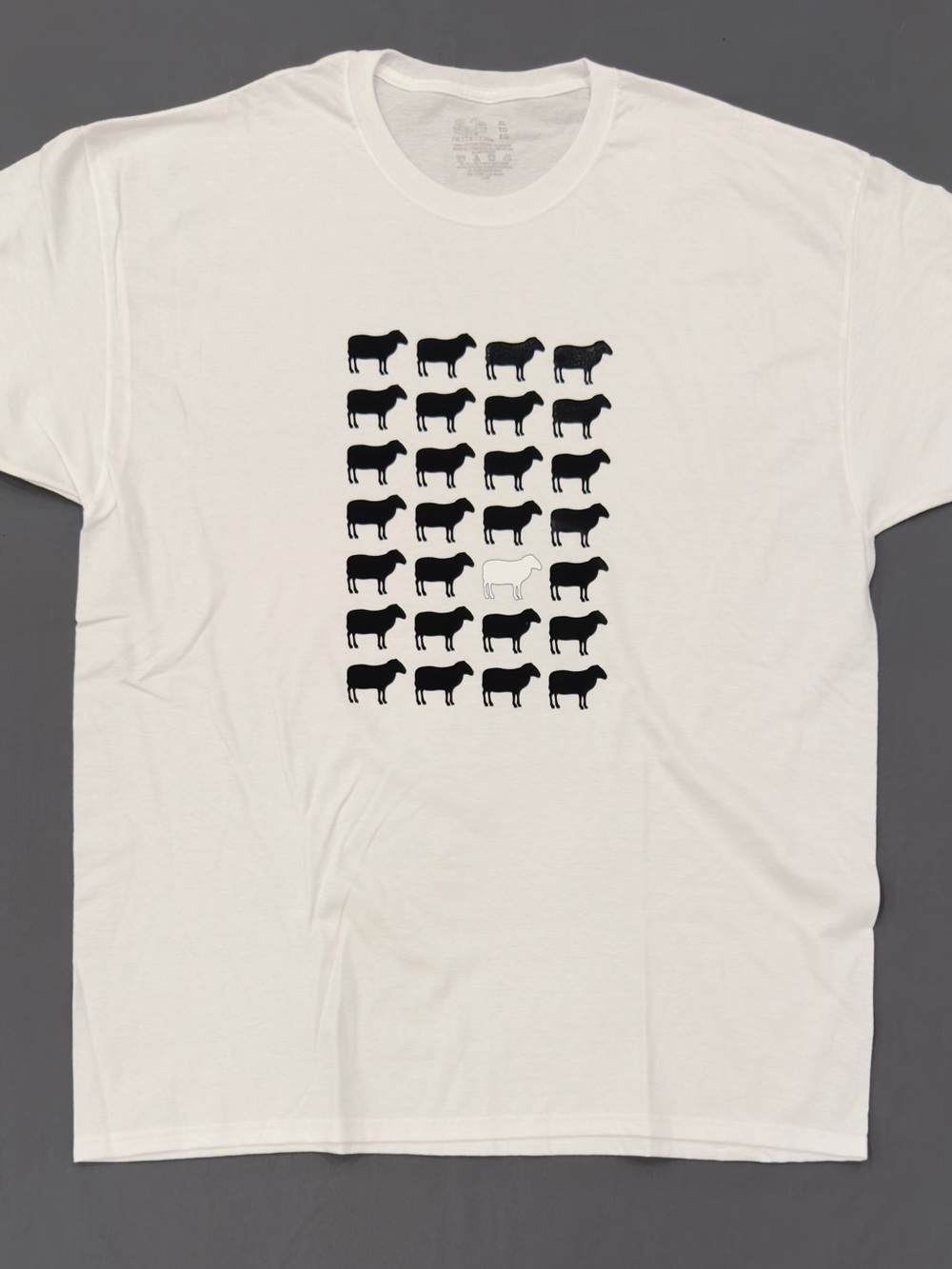 Black / white sheep Graphic T‑Shirt - XL Fruit of the Loom